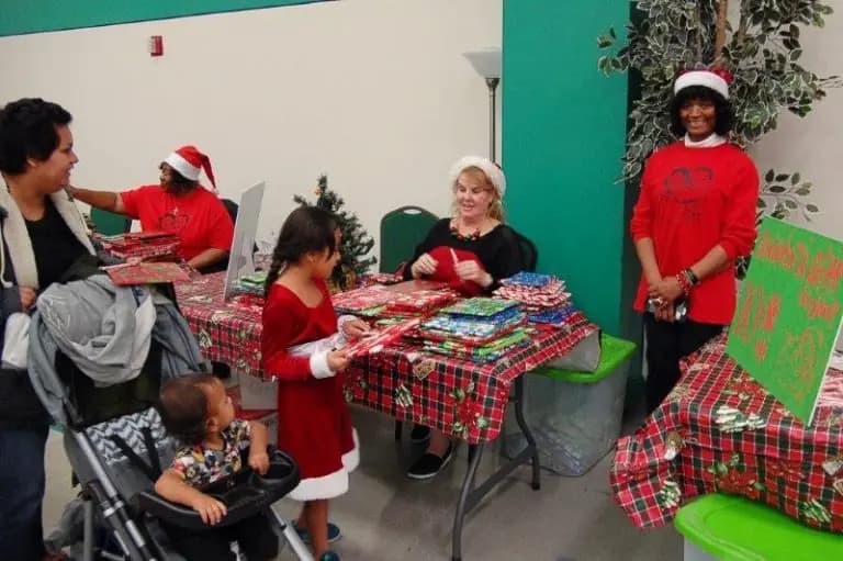 Santa Community Project, 2005 — photo 13